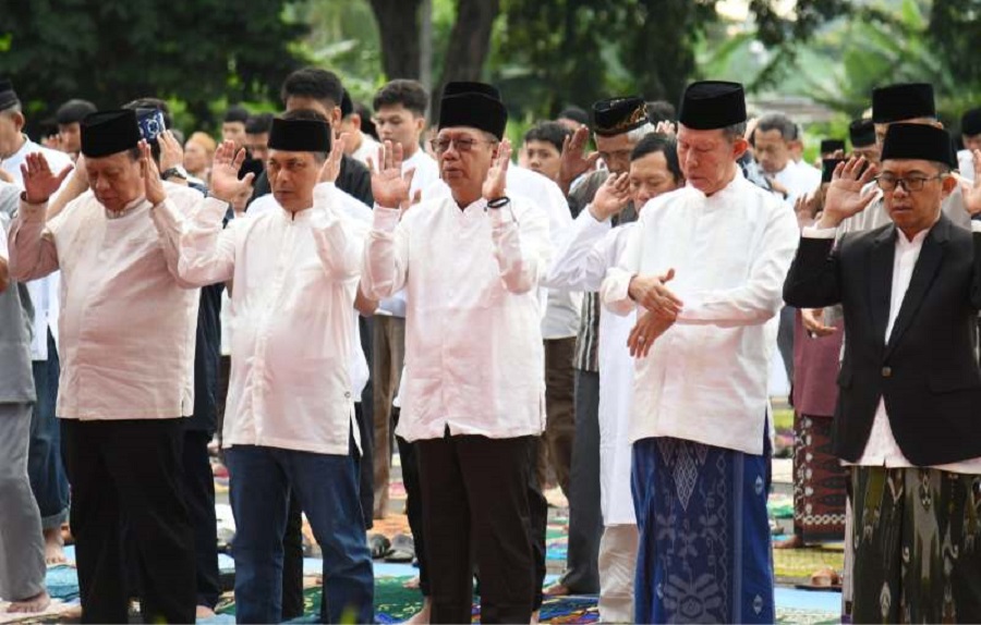 Ketua-DPRD-Lampung-Laksanakan-Shalat-Idul-Adha